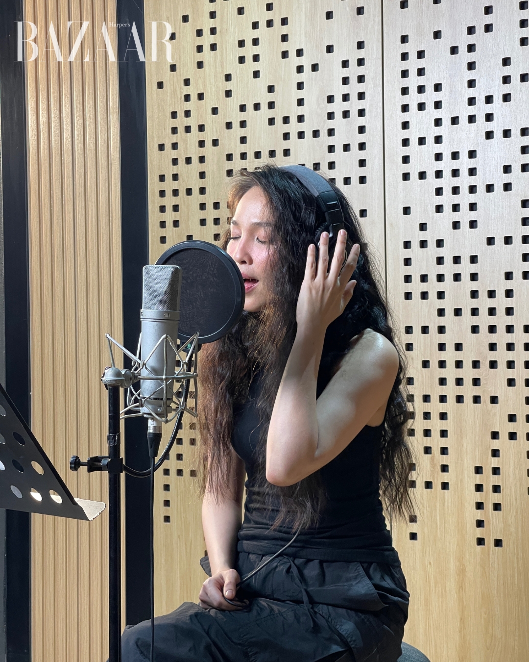 bzvn-ca-si-hien-thuc-hat-nhac-phim-ai-thuong-ai-men00002