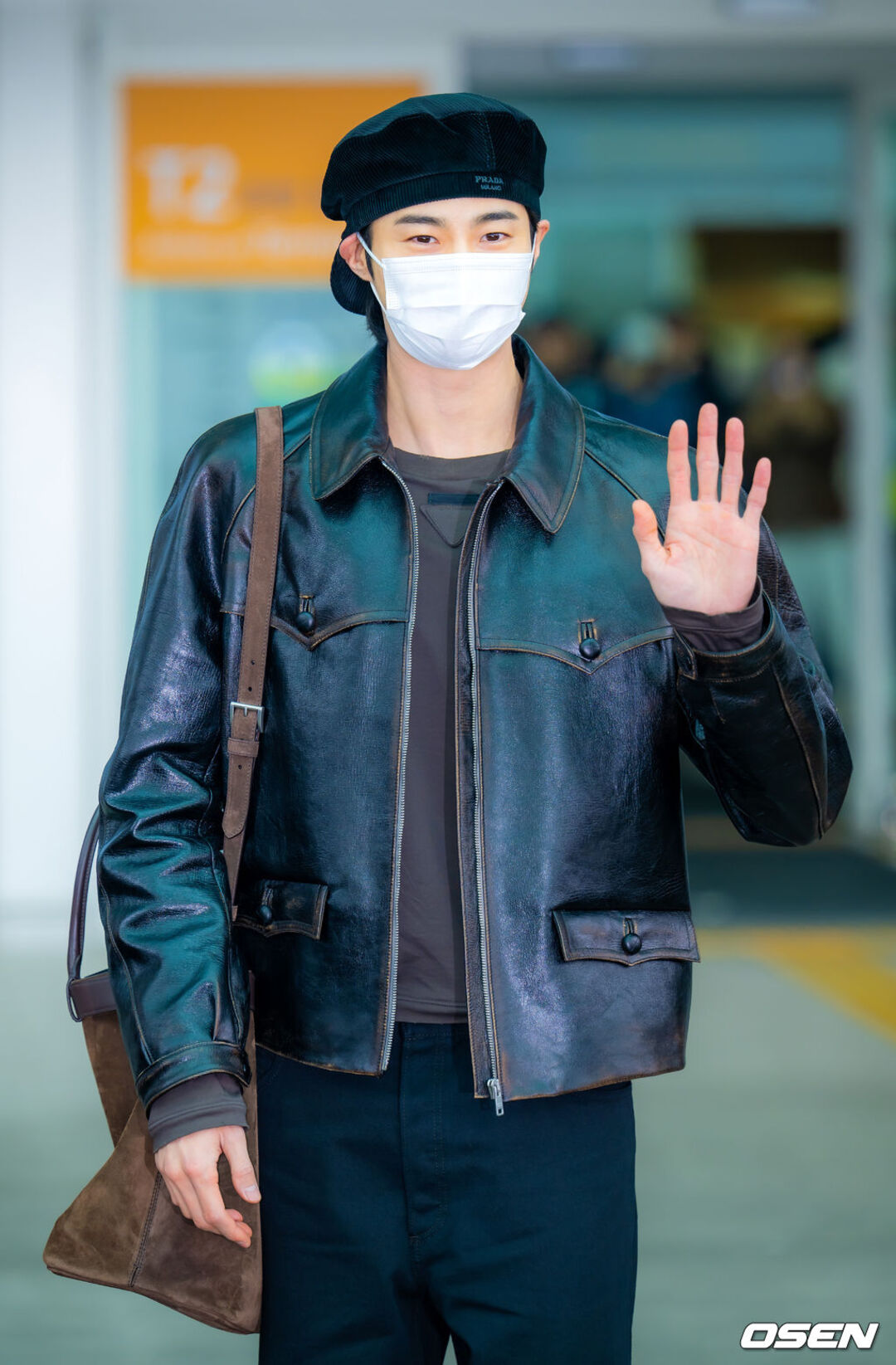 bzvn-dan-sao-du-show-prada-men-thu-dong-2026-san-bay-byeon-woo-seok (1)