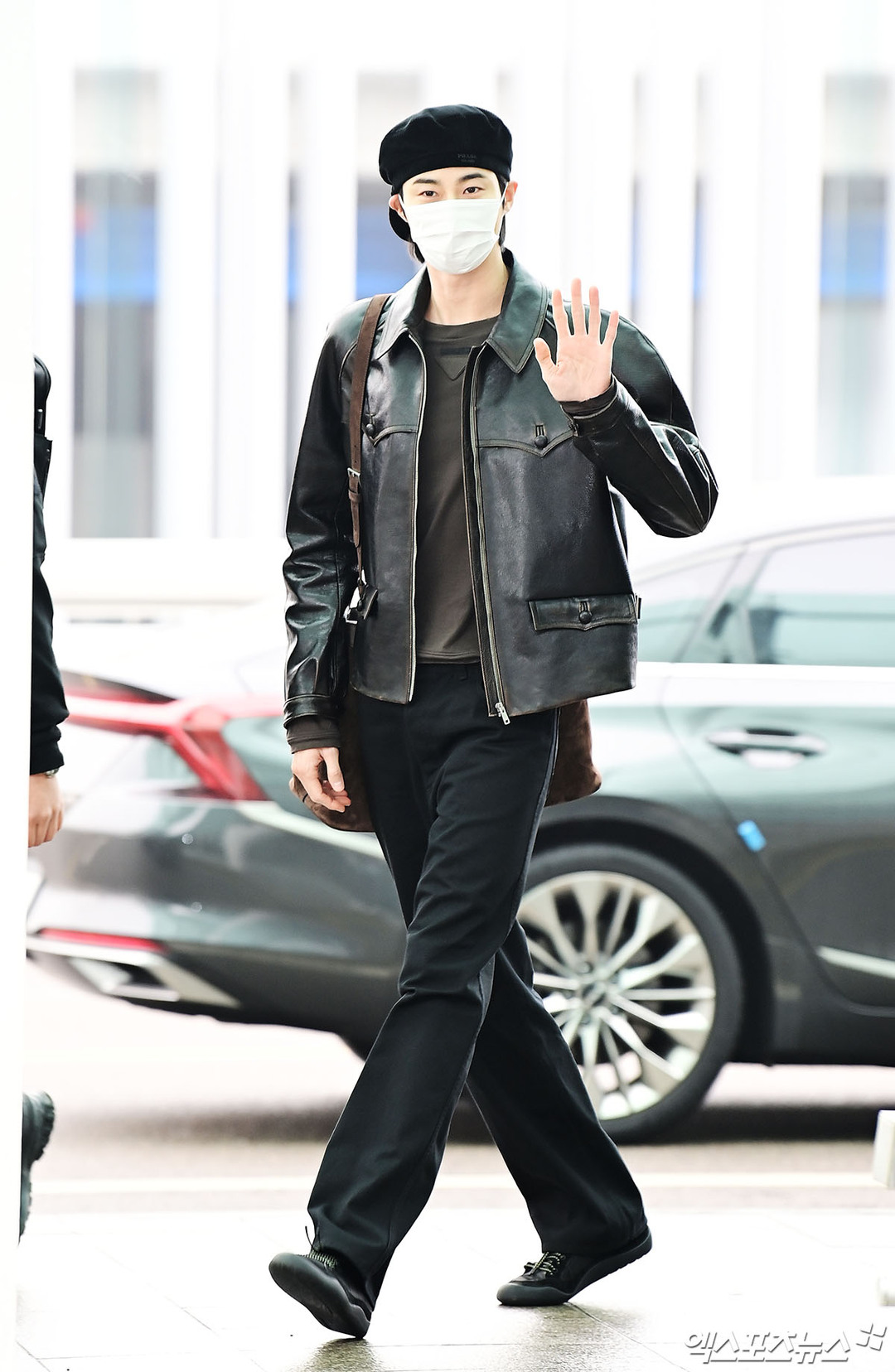 bzvn-dan-sao-du-show-prada-men-thu-dong-2026-san-bay-byeon-woo-seok (2)