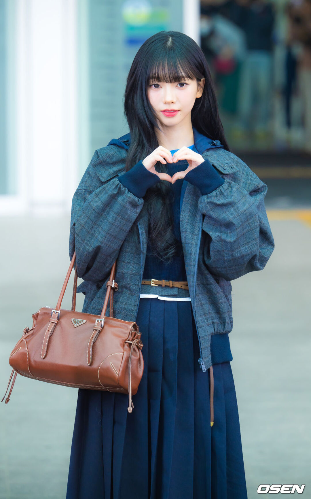 bzvn-dan-sao-du-show-prada-men-thu-dong-2026-san-bay-karina-aespa (2)