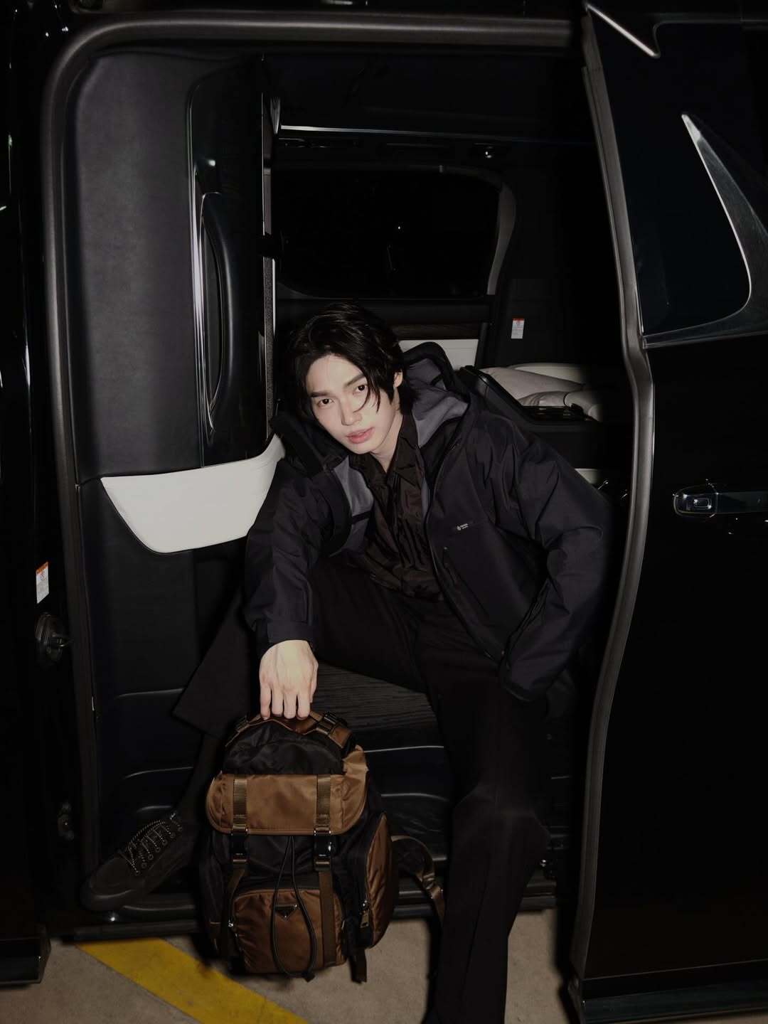 bzvn-dan-sao-du-show-prada-men-thu-dong-2026-san-bay-win-metawin (2)