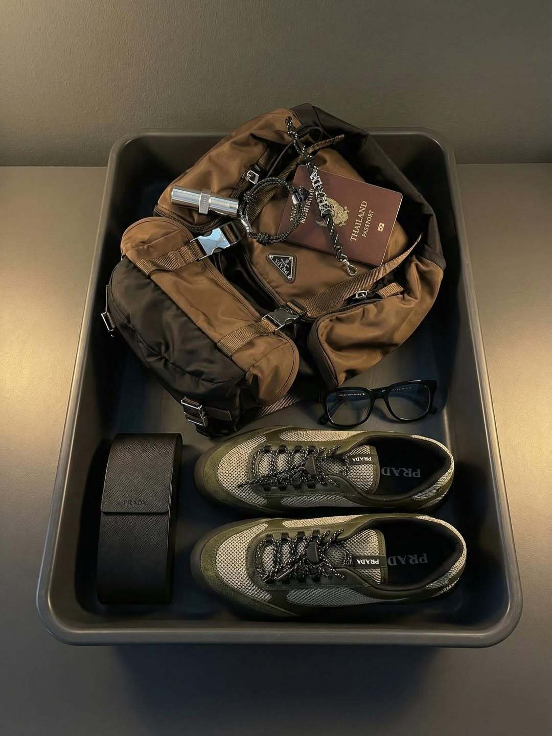 bzvn-dan-sao-du-show-prada-men-thu-dong-2026-san-bay-win-metawin (3)