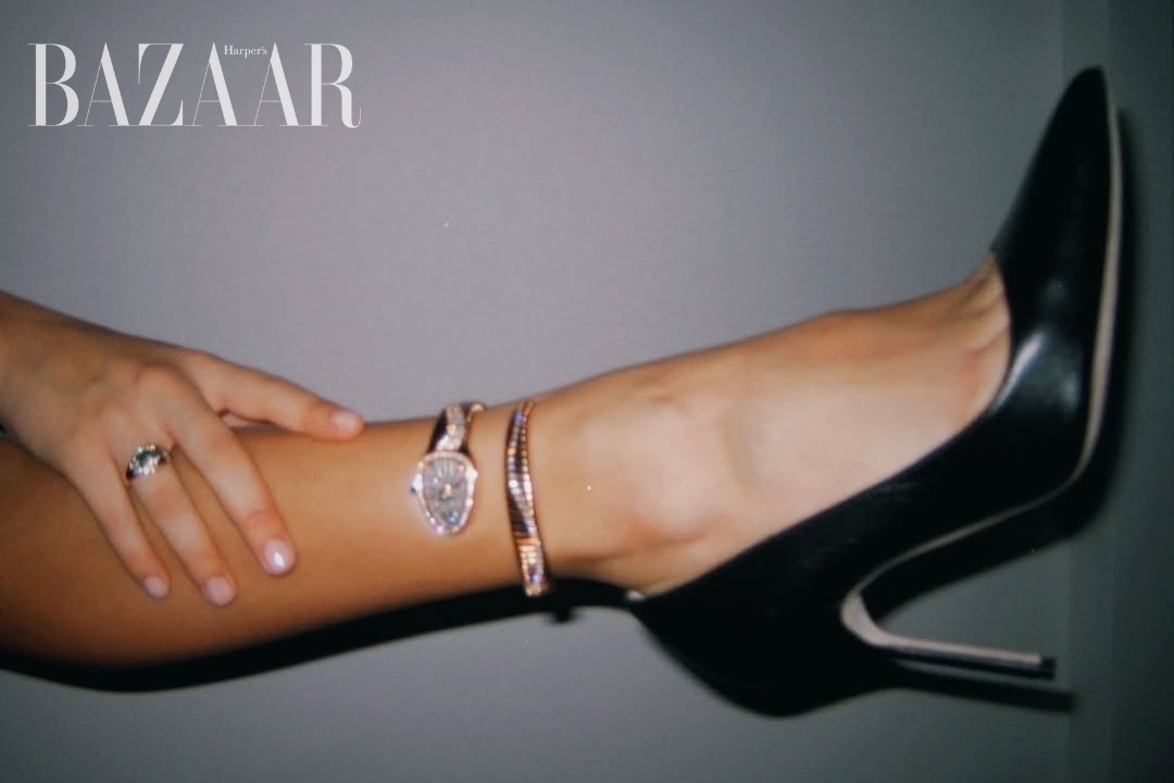 bzvn-dong-ho-serpenti-tubogas-isabel-merced-tren-co-chan