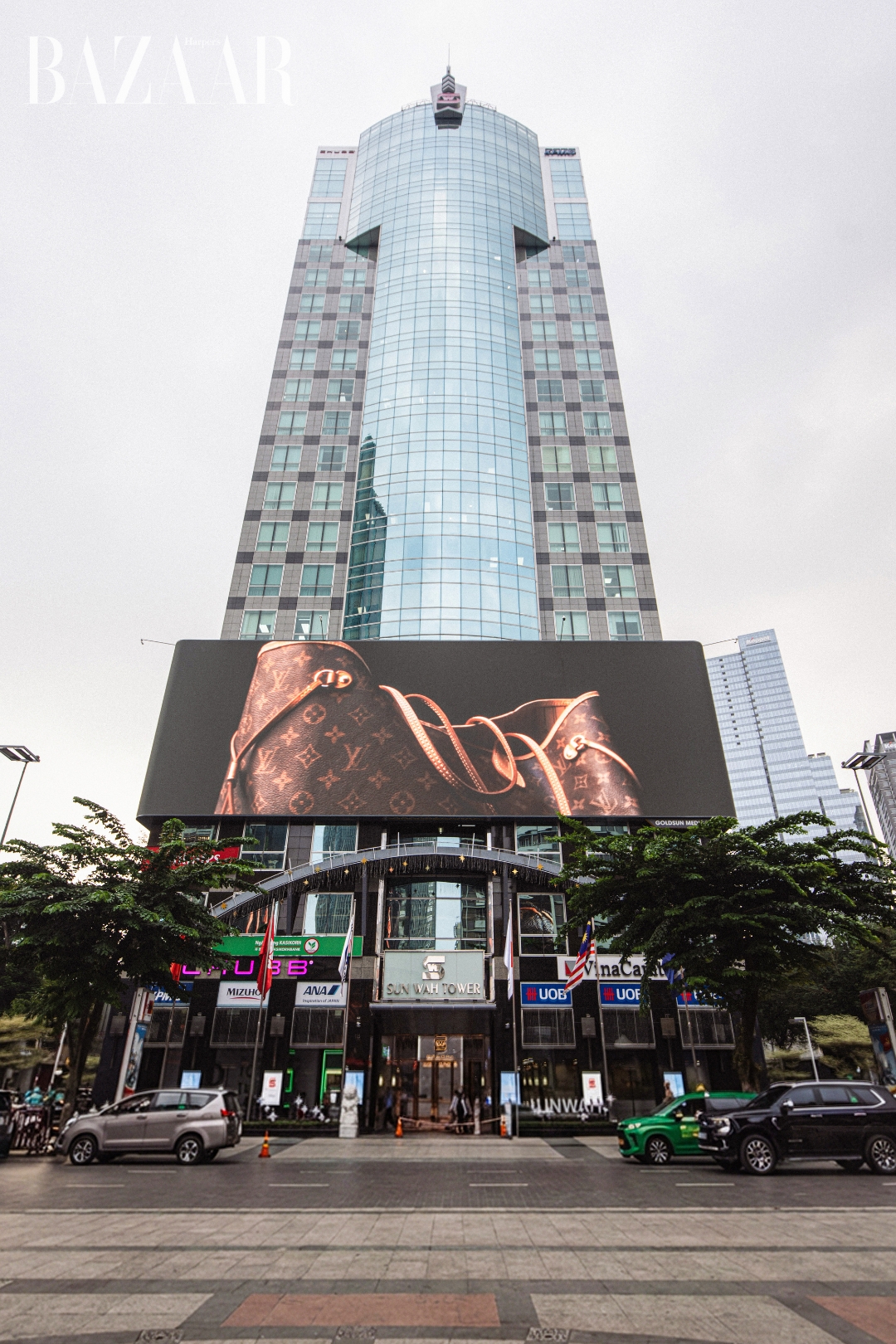 bzvn-louis-vuitton-billboard-hcm-ky-niem-130-nam-monogram