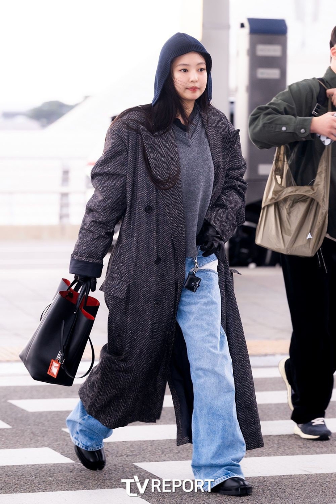 bzvn-phong-cach-san-bay-cua-jennie-maison-margiela00001