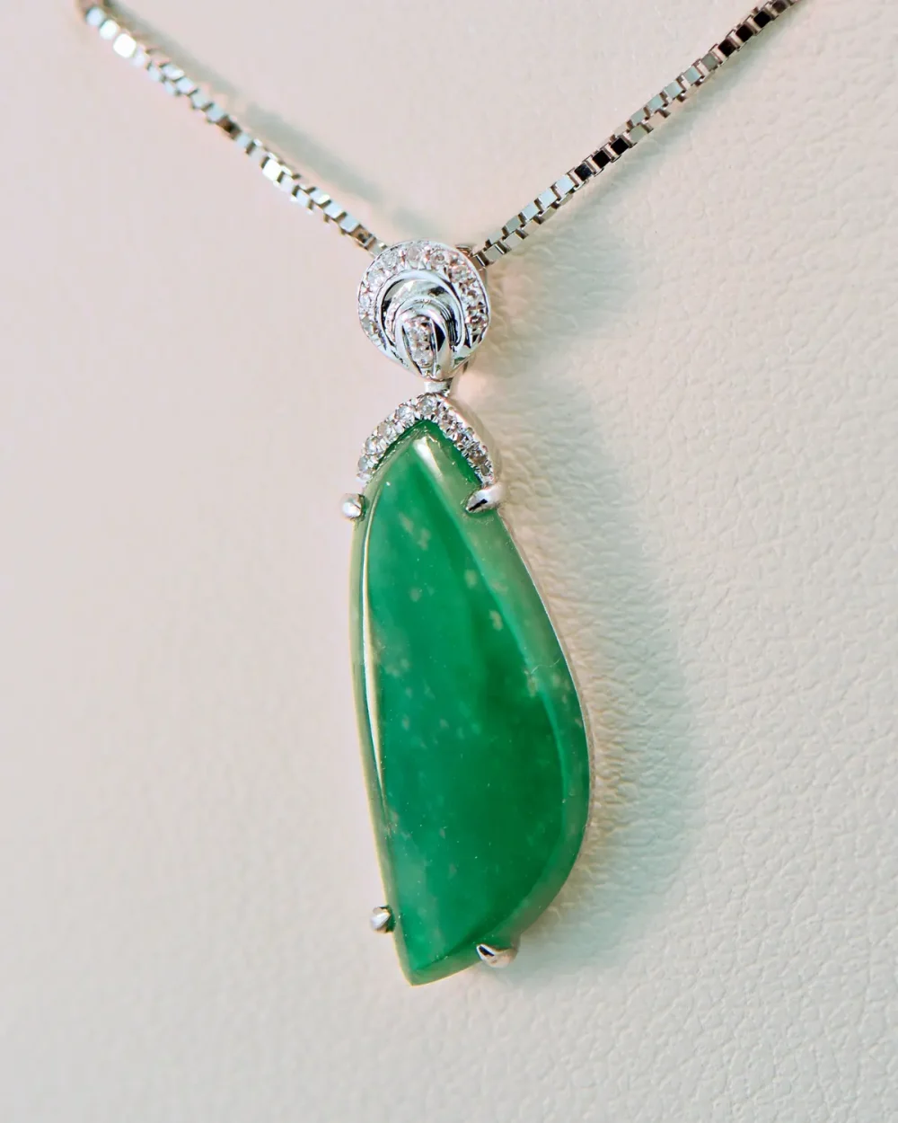 Mệnh Mộc nên đeo gì để hút tài lộc? Đeo ngọc bích (Green Jade)
