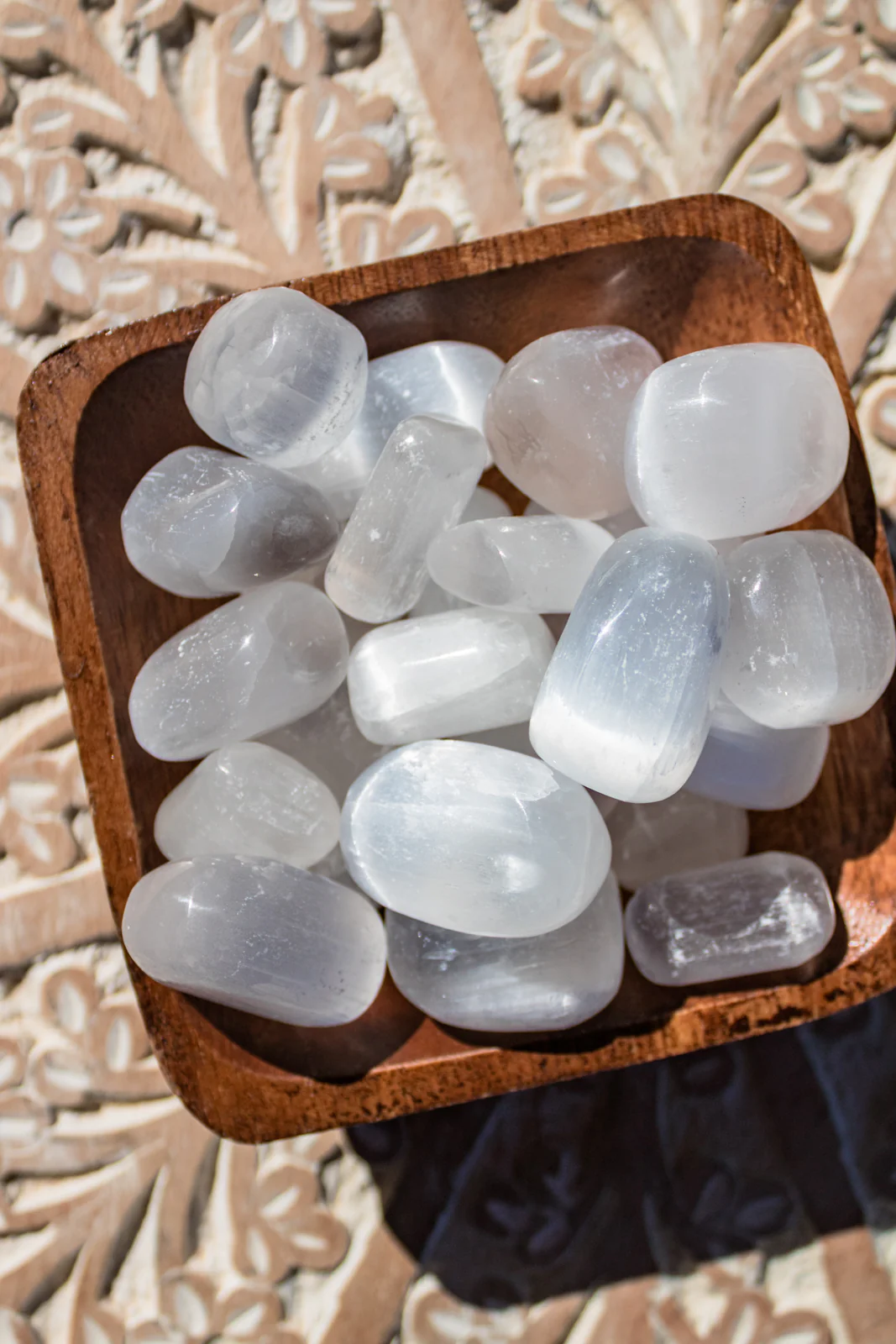 Mệnh Thủy hợp đá màu gì? Đá Selenite