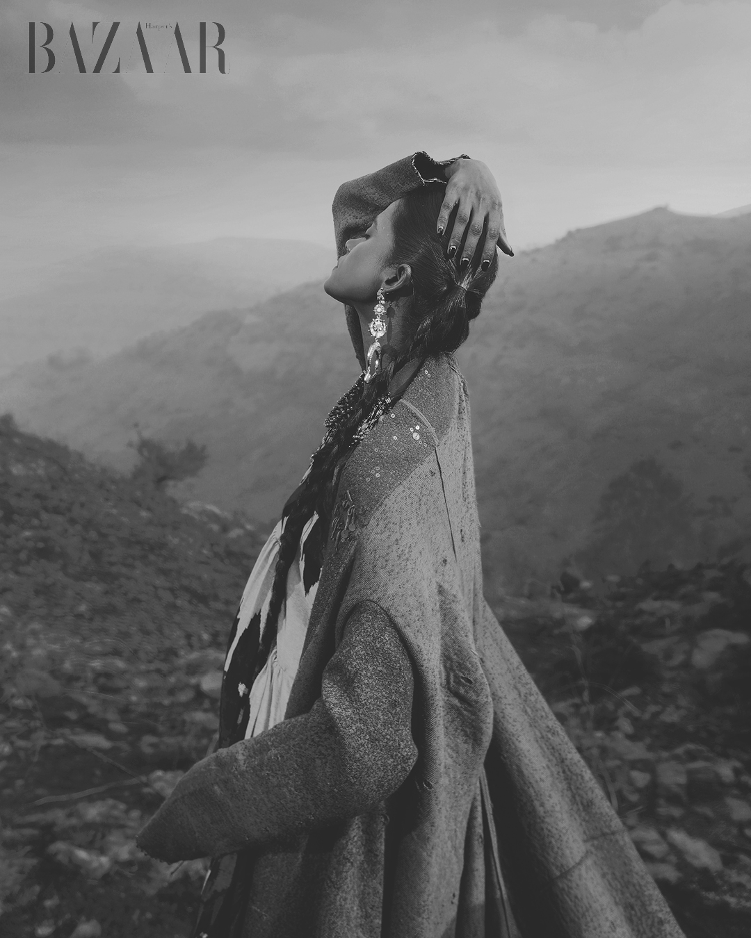 Daughter of the Land - bộ ảnh lấy cảm hứng từ di sản của nhân loại. Áo kaftan: Rajdeep Ranawat. Jacket: Ishaan Naresh. Trang sức: Baala.