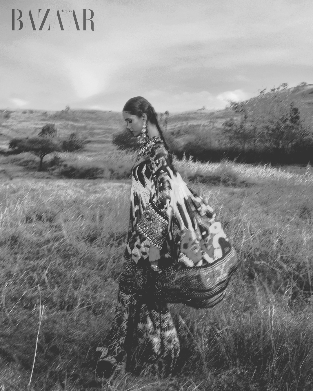 Daughter of the Land - bộ ảnh lấy cảm hứng từ di sản của nhân loại. Áo kaftan và quần: Rajdeep Ranawat. Trang sức: Baala.