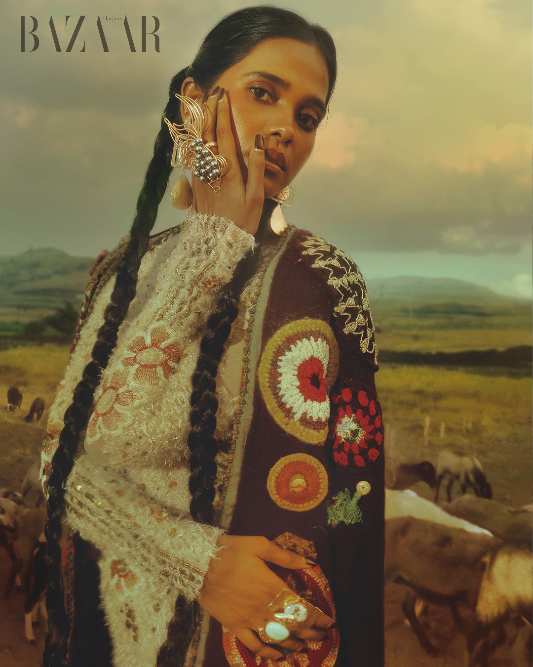 Bộ bodysuit và áo pull: Ishaan Naresh. Trang sức: Baala.