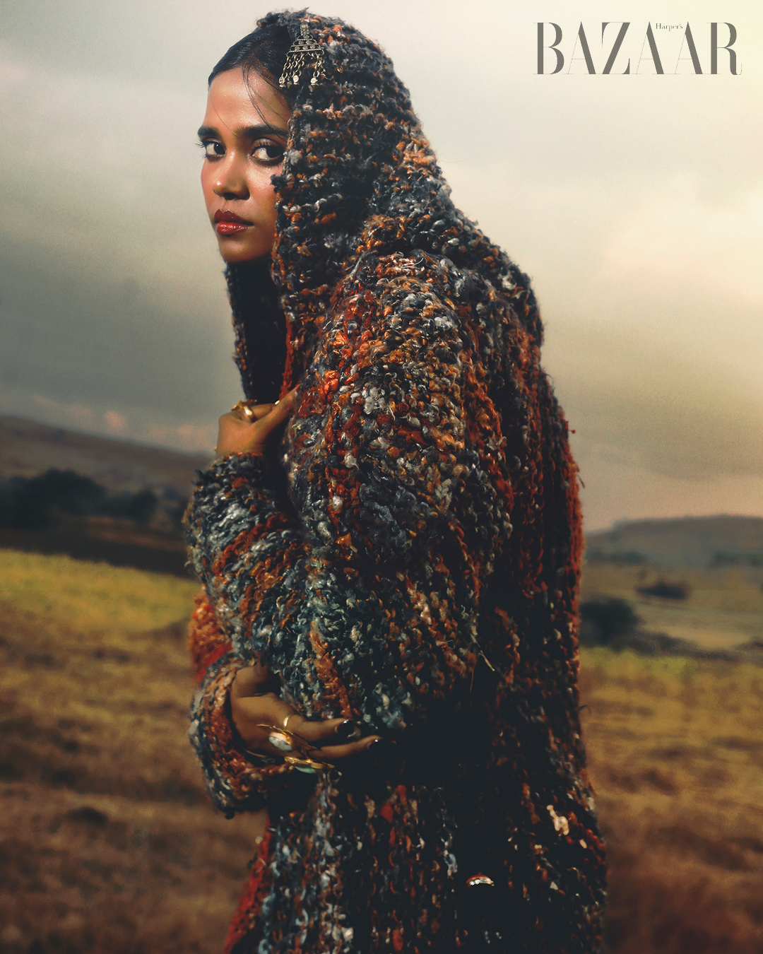 Bộ bodysuit và áo jacket: Ishaan Naresh. Trang sức: Baala.