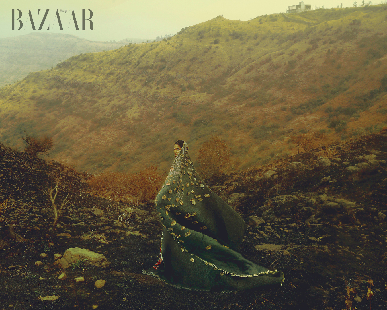 Daughter of the Land. Áo jacket: Ishaan Naresh. Trang sức: Baala.