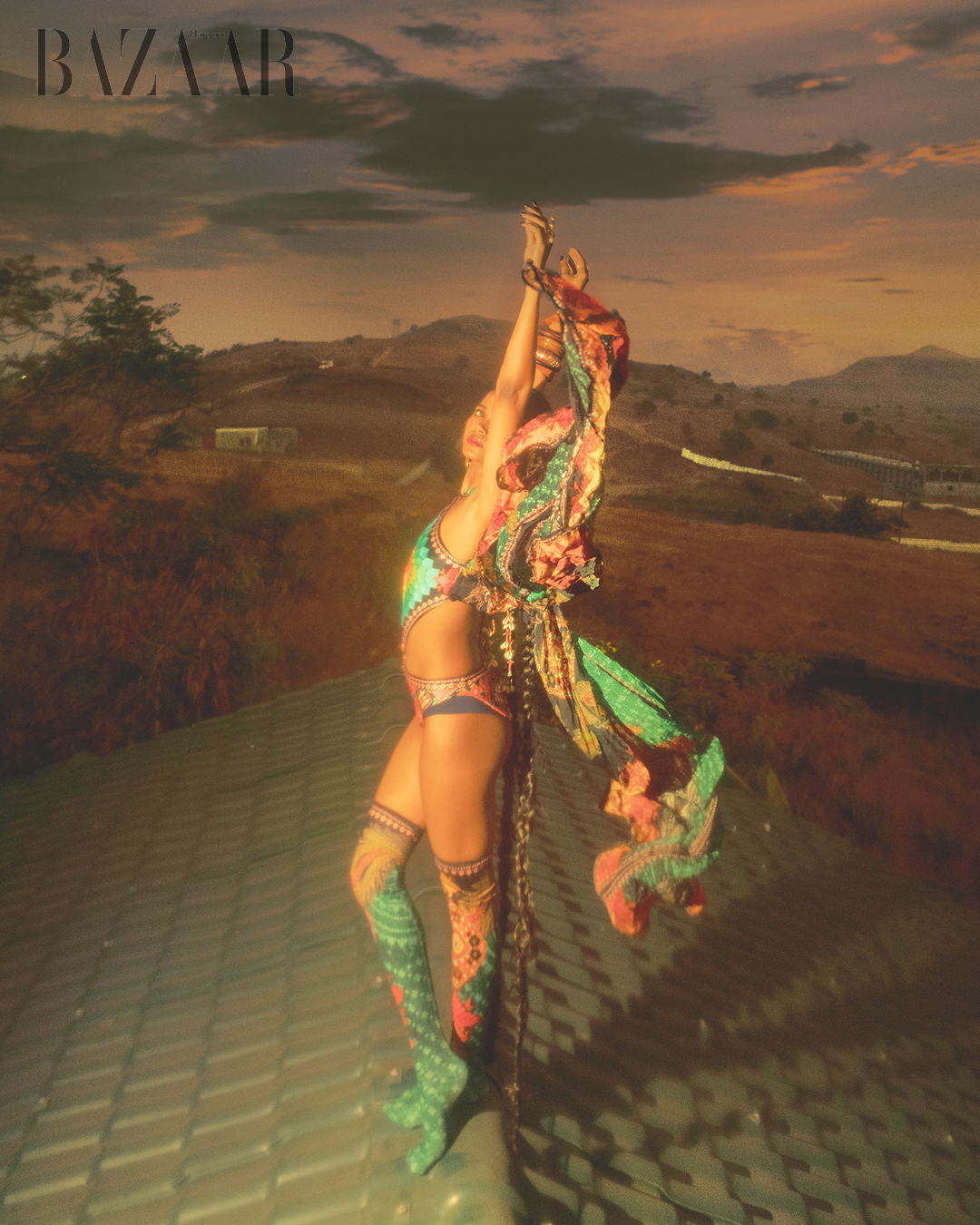 Bộ bodysuit : Rajdeep Ranawat. Bông tai và nhẫn: Baala. Vòng tay (bangles) của stylist.