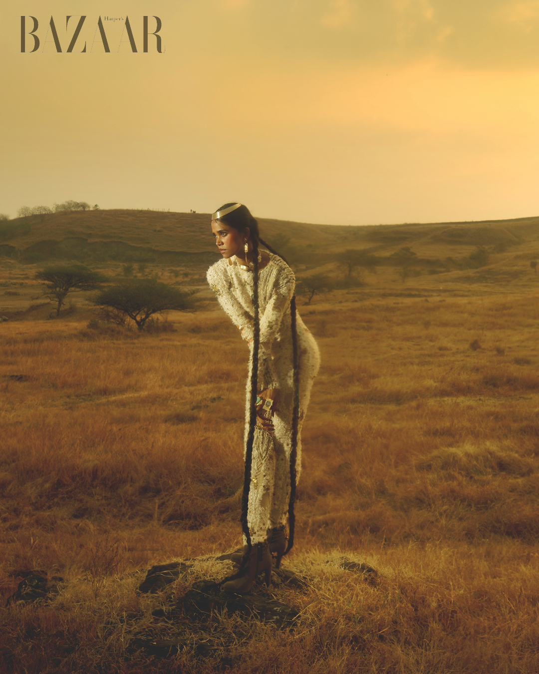 Bộ bodysuit: Ishaan Naresh. Trang sức: Baala. Cài tóc và bốt của stylist.