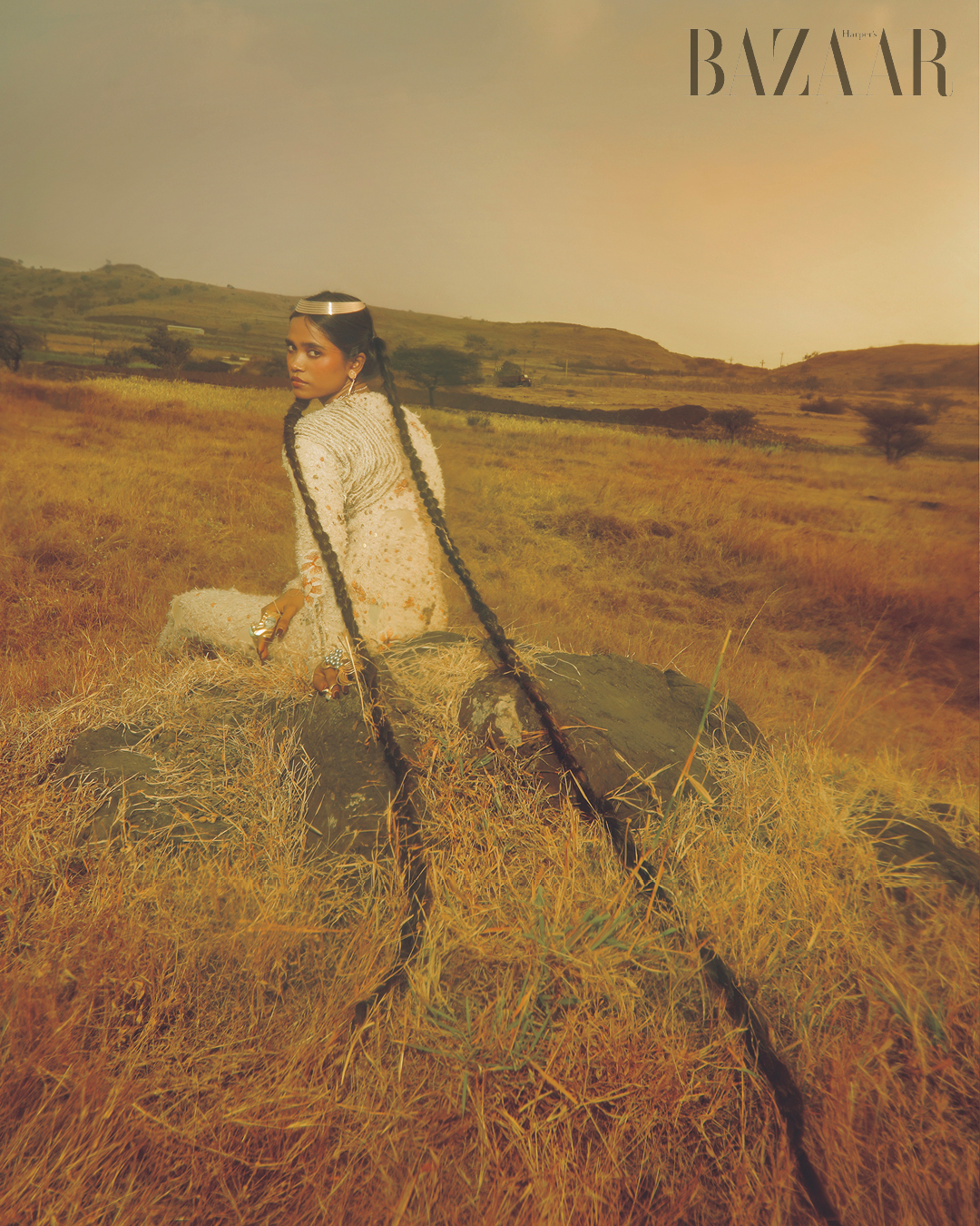 Bộ bodysuit: Ishaan Naresh. Trang sức: Baala. Cài tóc và bốt của stylist.