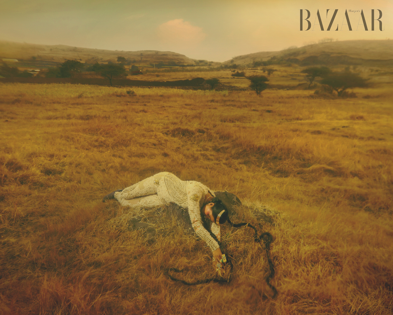 Bộ bodysuit: Ishaan Naresh. Trang sức: Baala. Cài tóc và bốt của stylist.