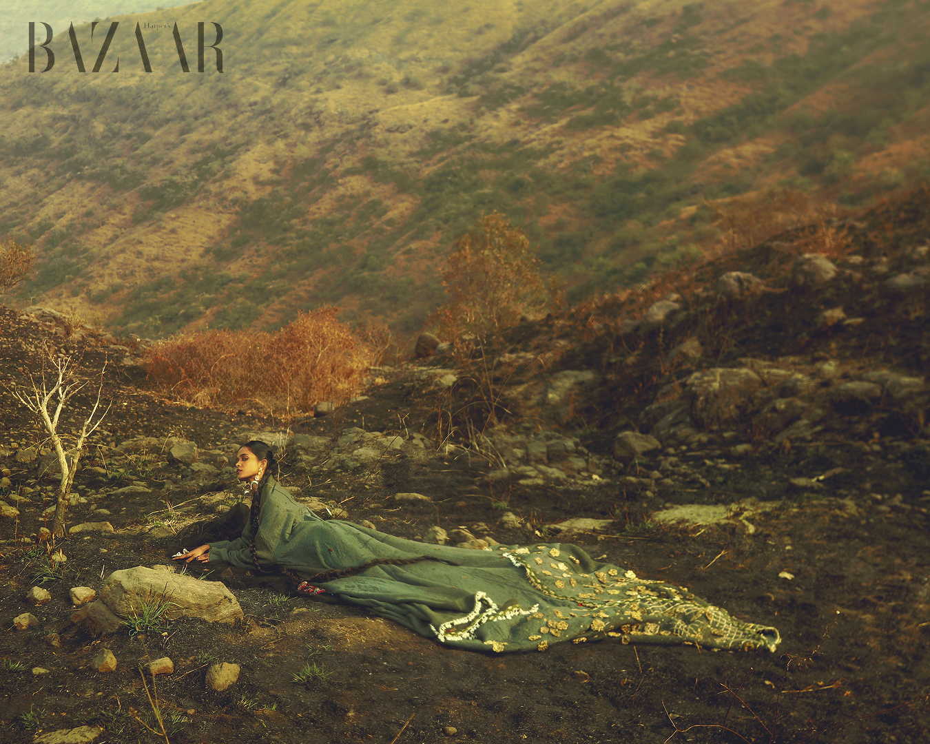 Daughter of the Land - bộ ảnh lấy cảm hứng từ di sản của nhân loại. Áo kaftan: Rajdeep Ranawat. Jacket: Ishaan Naresh. Trang sức: Baala.