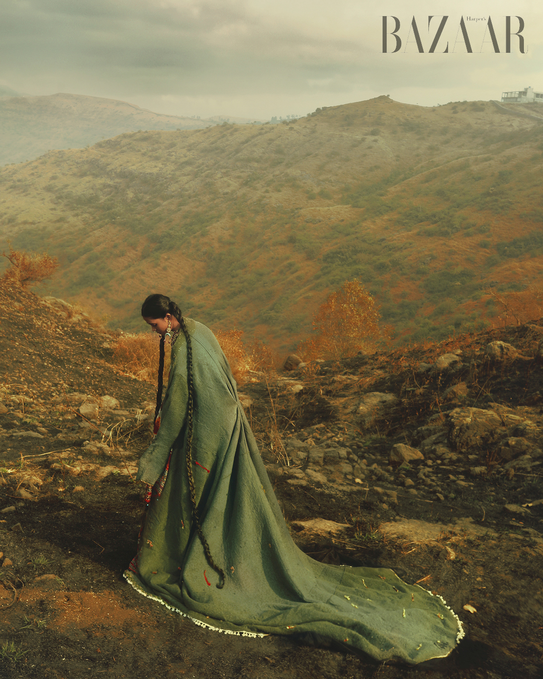 Daughter of the Land. Áo kaftan: Rajdeep Ranawat. Jacket: Ishaan Naresh. Trang sức: Baala.