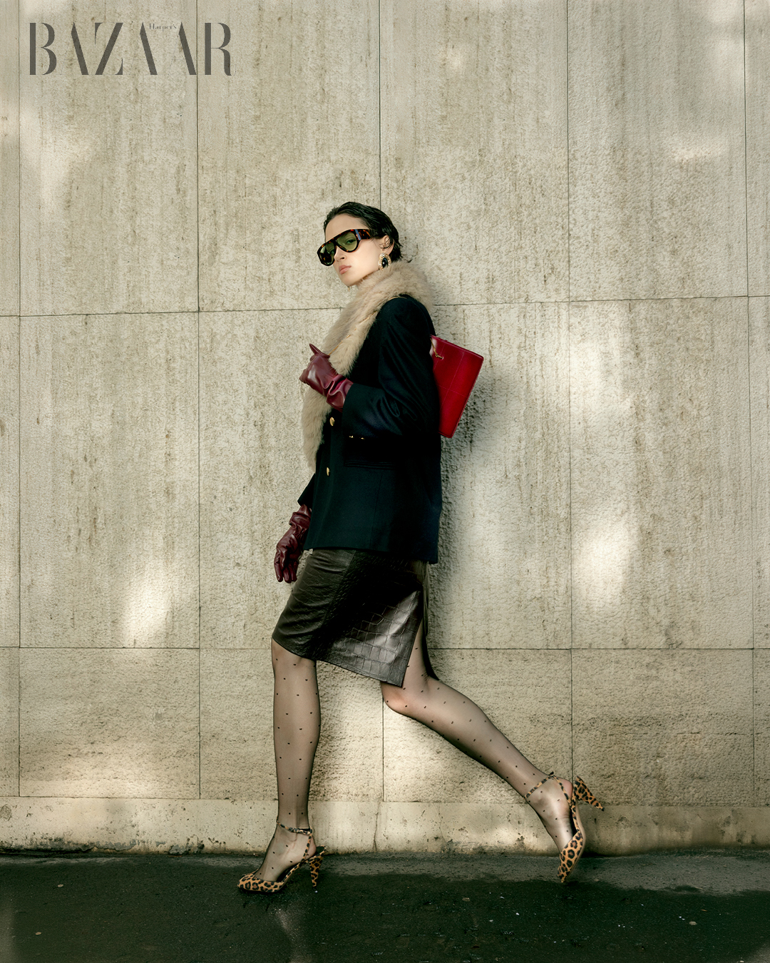 Sơ-mi và áo blazer vintage. Váy da: Veiga Milano. Găng tay: Cornelia James. Giày: Casadei. vớ: Calzedonia. Túi: Zara. 1