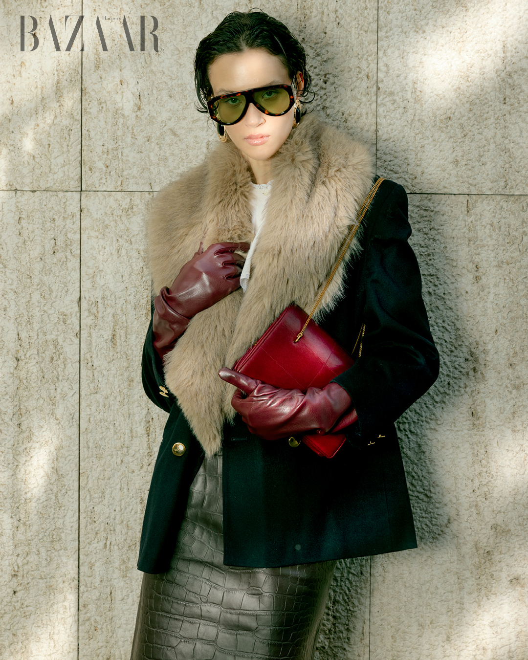 Sơ-mi và áo blazer vintage. Váy da: Veiga Milano. Găng tay: Cornelia James. Giày: Casadei. vớ: Calzedonia. Túi: Zara.2