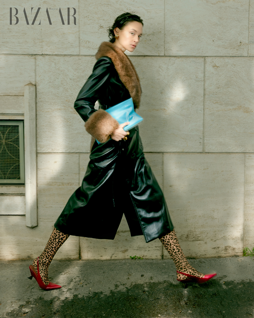 Áo choàng: Stand Studio. Giày: Benedetta Boroli. vớ: Emilio Cavallini. Túi: Marsèll. 2