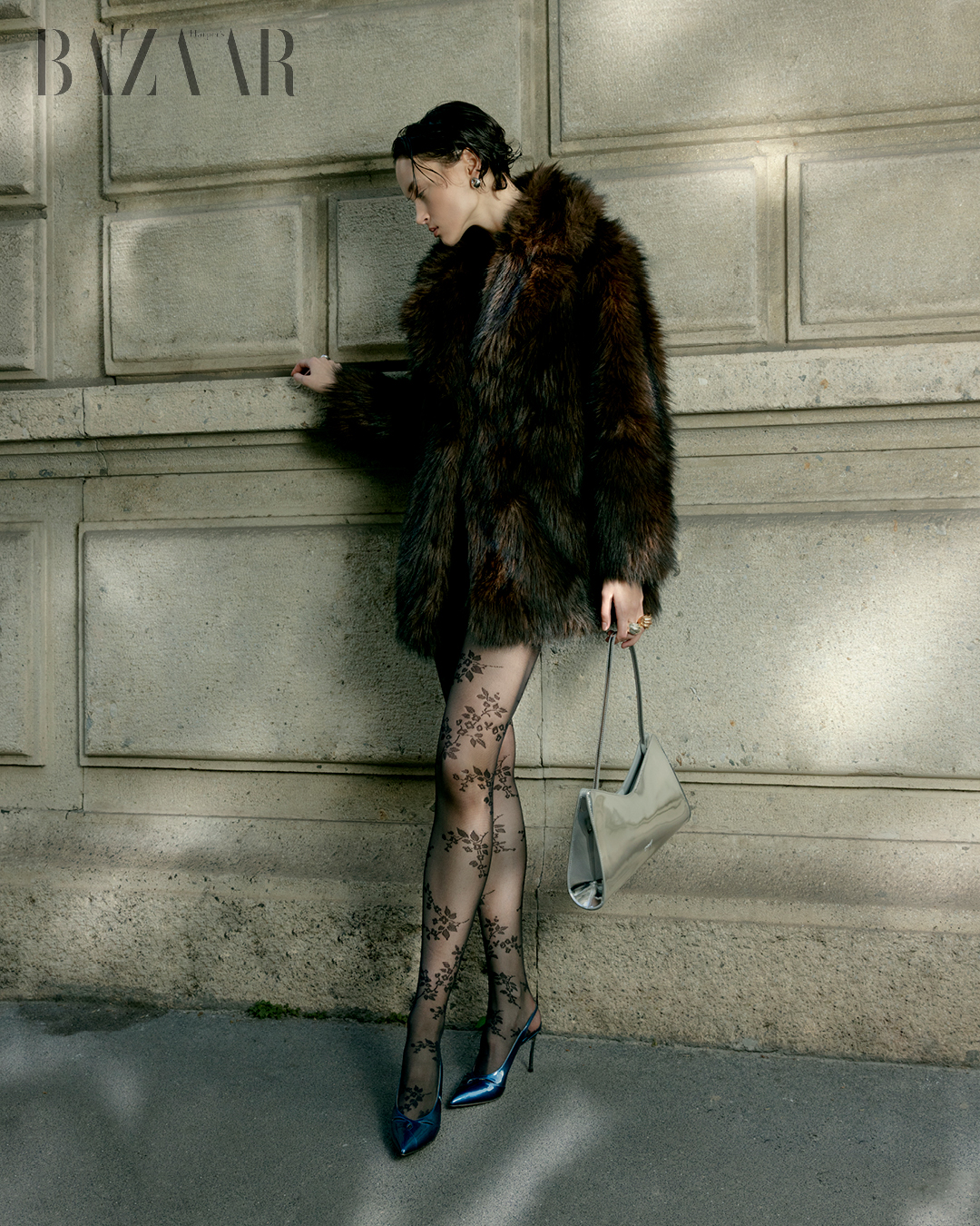 Áo lông giả: Stradivarius. Giày: Casadei. Vớ: Emilio Cavallini. Túi: Marsèll. Nhẫn: Atelier Or.Ti.Ca.