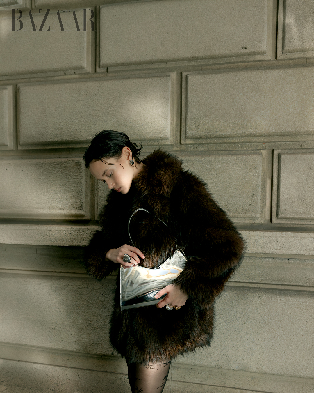 Áo lông giả: Stradivarius. Giày: Casadei. Vớ: Emilio Cavallini. Túi: Marsèll. Nhẫn: Atelier Or.Ti.Ca. 3