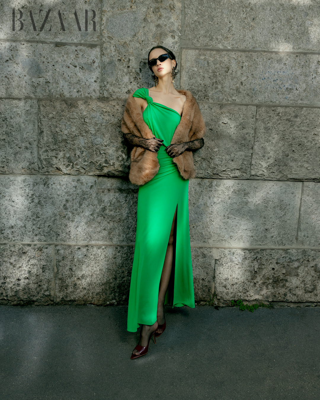 Đầm: Silvia Tcherassi. Giày: Giaborghini. Bông tai: Thot Gioielli. Vớ: Calzedonia. Găng tay: của stylist. 2