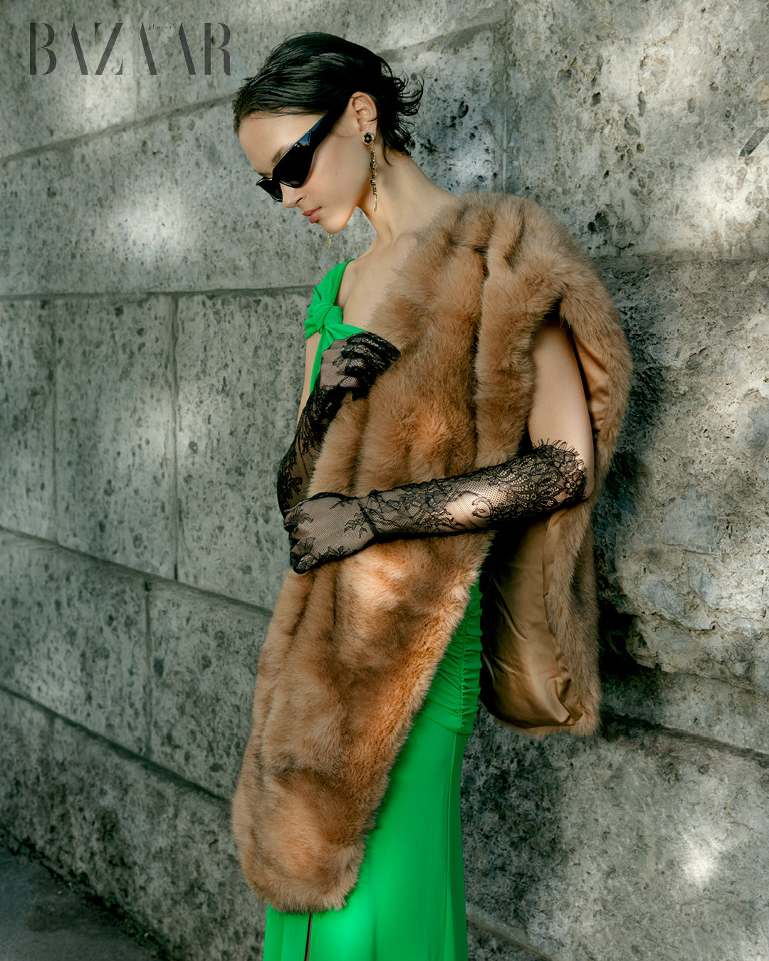 Đầm: Silvia Tcherassi. Giày: Giaborghini. Bông tai: Thot Gioielli. Vớ: Calzedonia. Găng tay: của stylist. 3