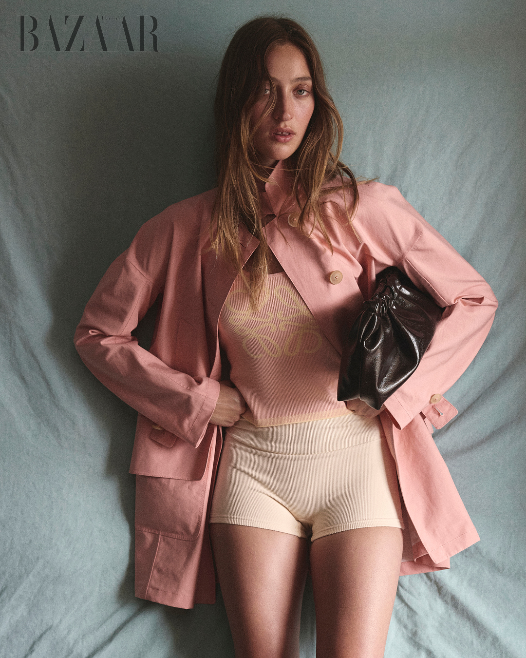 Jacket: Jil Sander. Áo: Loewe. Quần shorts: Skims. Túi: A-Esque.