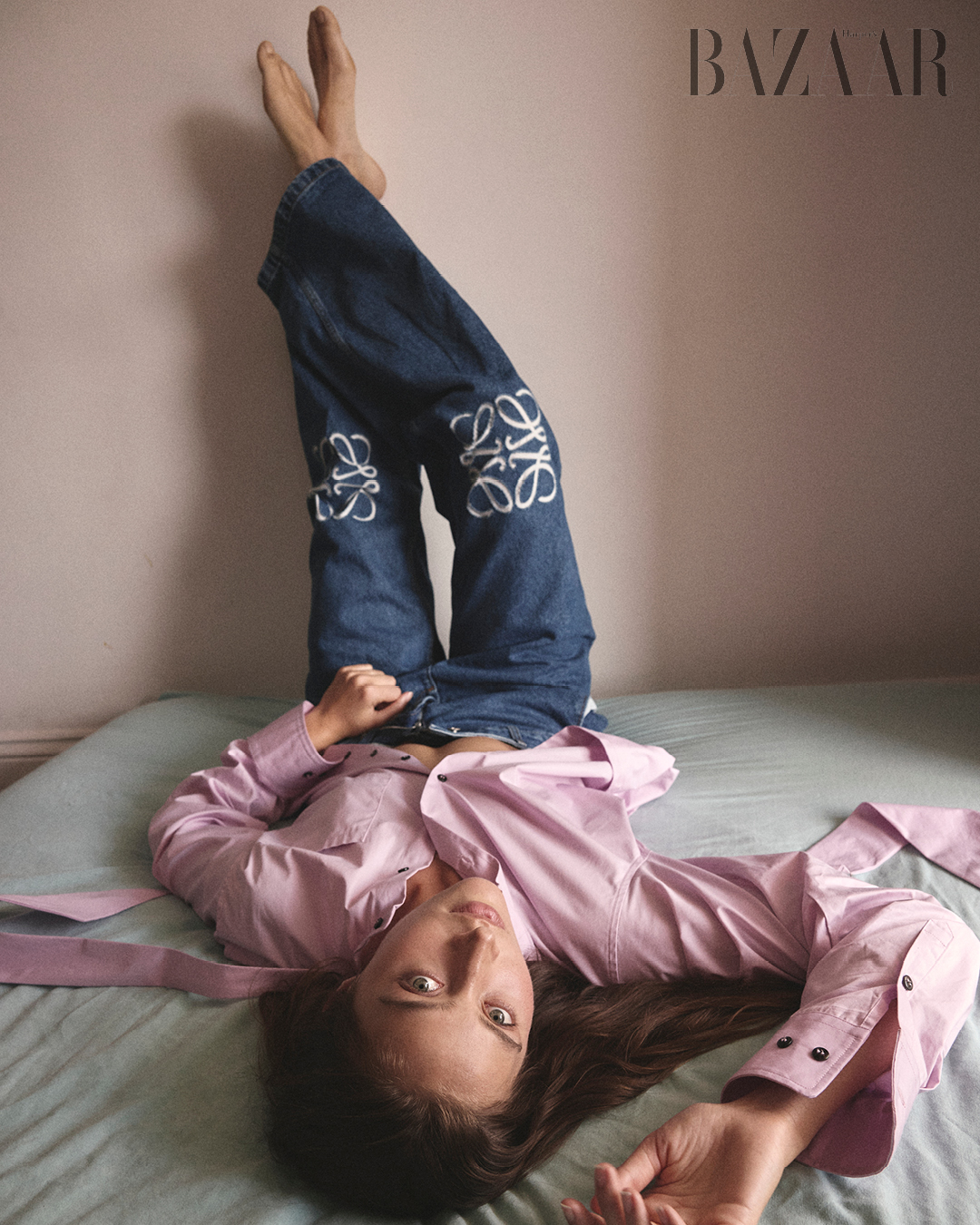 Quần jeans: Loewe. Sơ-mi: Rika Studios.