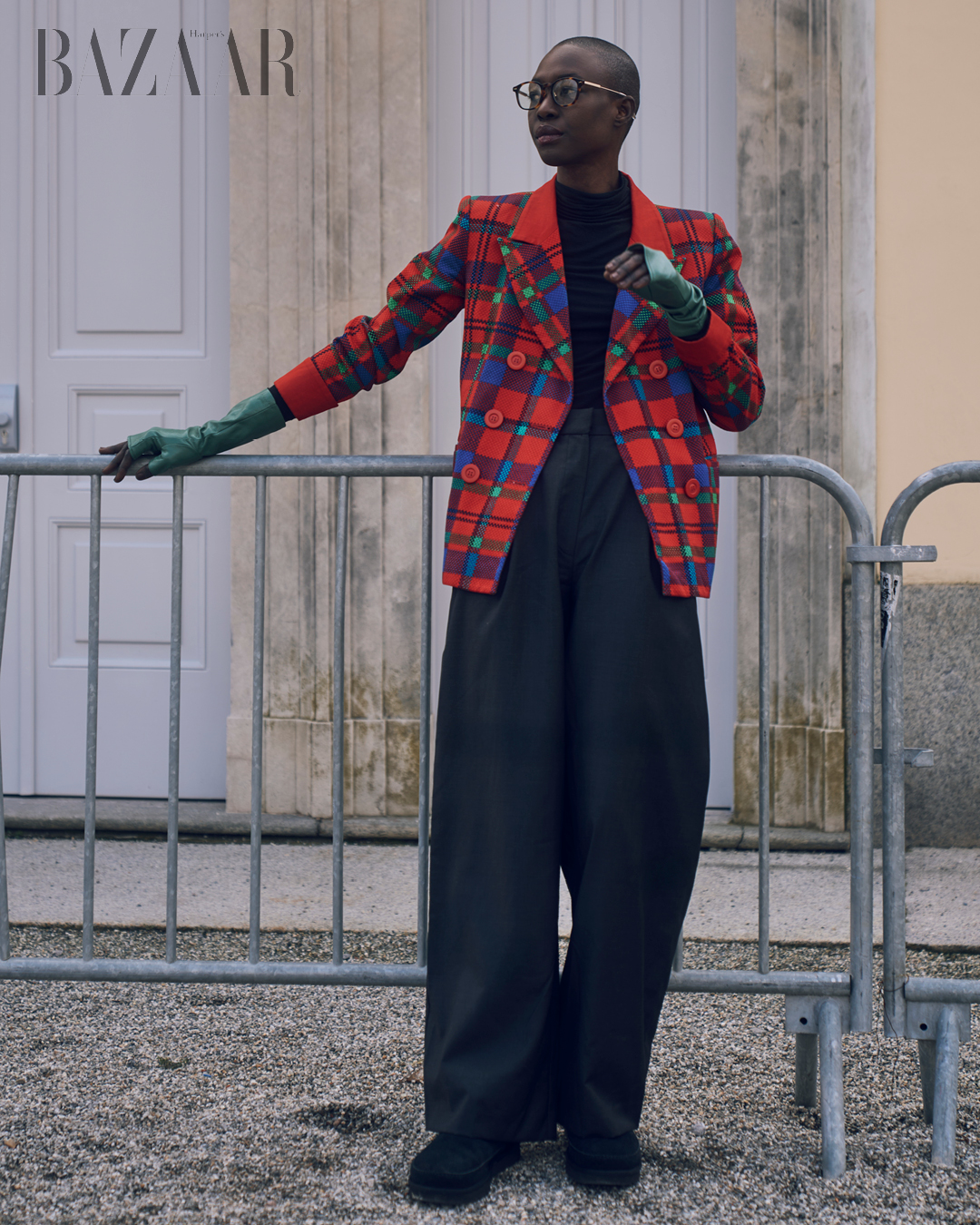 Áo jacket: Saint Laurent. Quần: Door 903. Áo: Nanushka. Kính mát: Bali Eyewear. Giày: UGG.