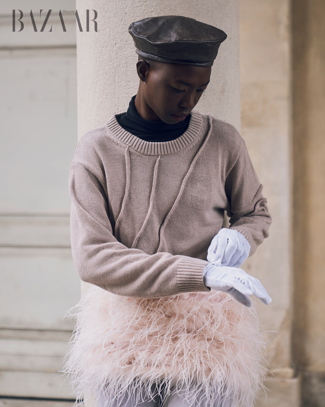 Áo cardigan: Okada Paris. Váy: Nº21. Phụ kiện: Undercontrol Studio.