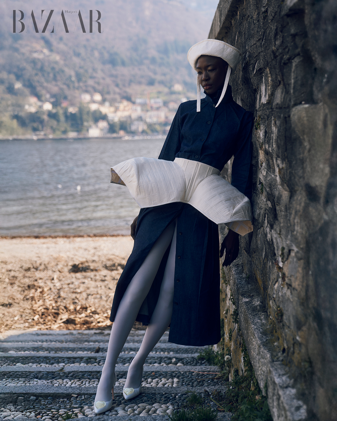 Áo jacket và váy: Okada Paris. Giày: The Mad Shoes. Nón: Undercontrol Studio. Phụ kiện: Derin KMR.