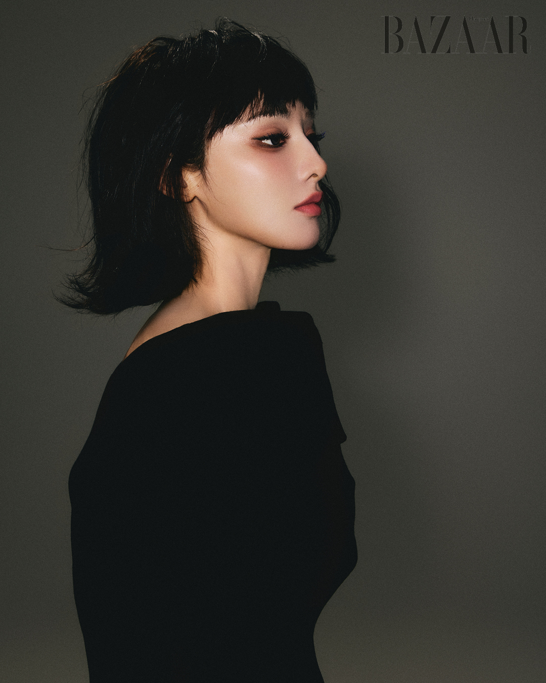 Bành Tiểu Nhiễm. Cả bộ: Givenchy. Bốt: Martin R13.