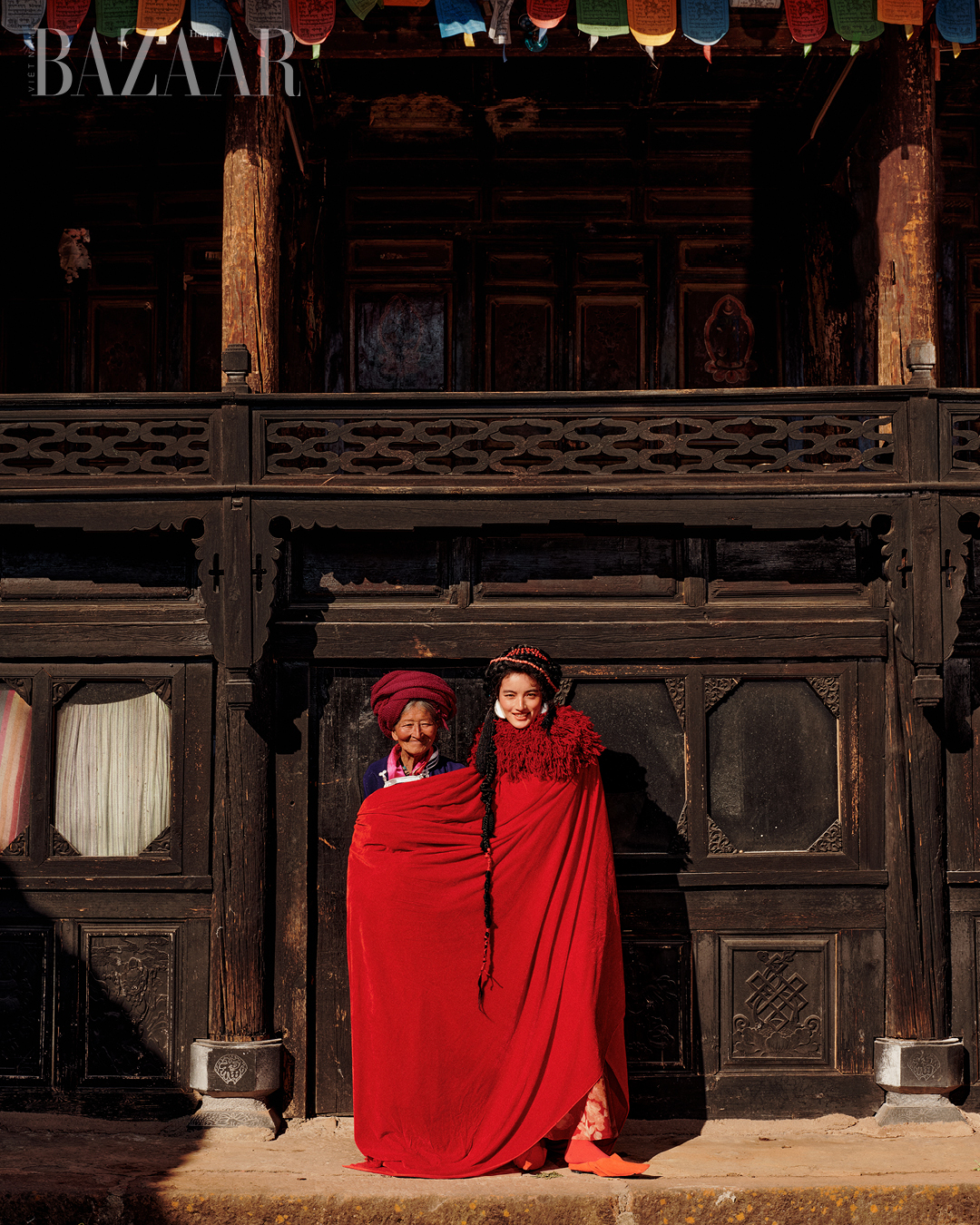 Người mẫu He Ying cùng người phụ nữ thiểu số Mosuo