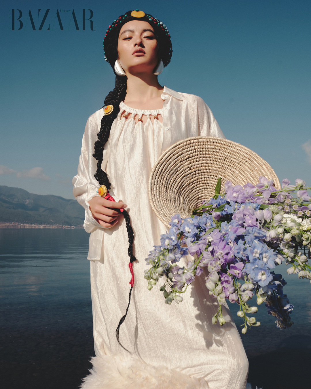 Người mẫu He Ying bên mặt hồ Lugu trong vắt.