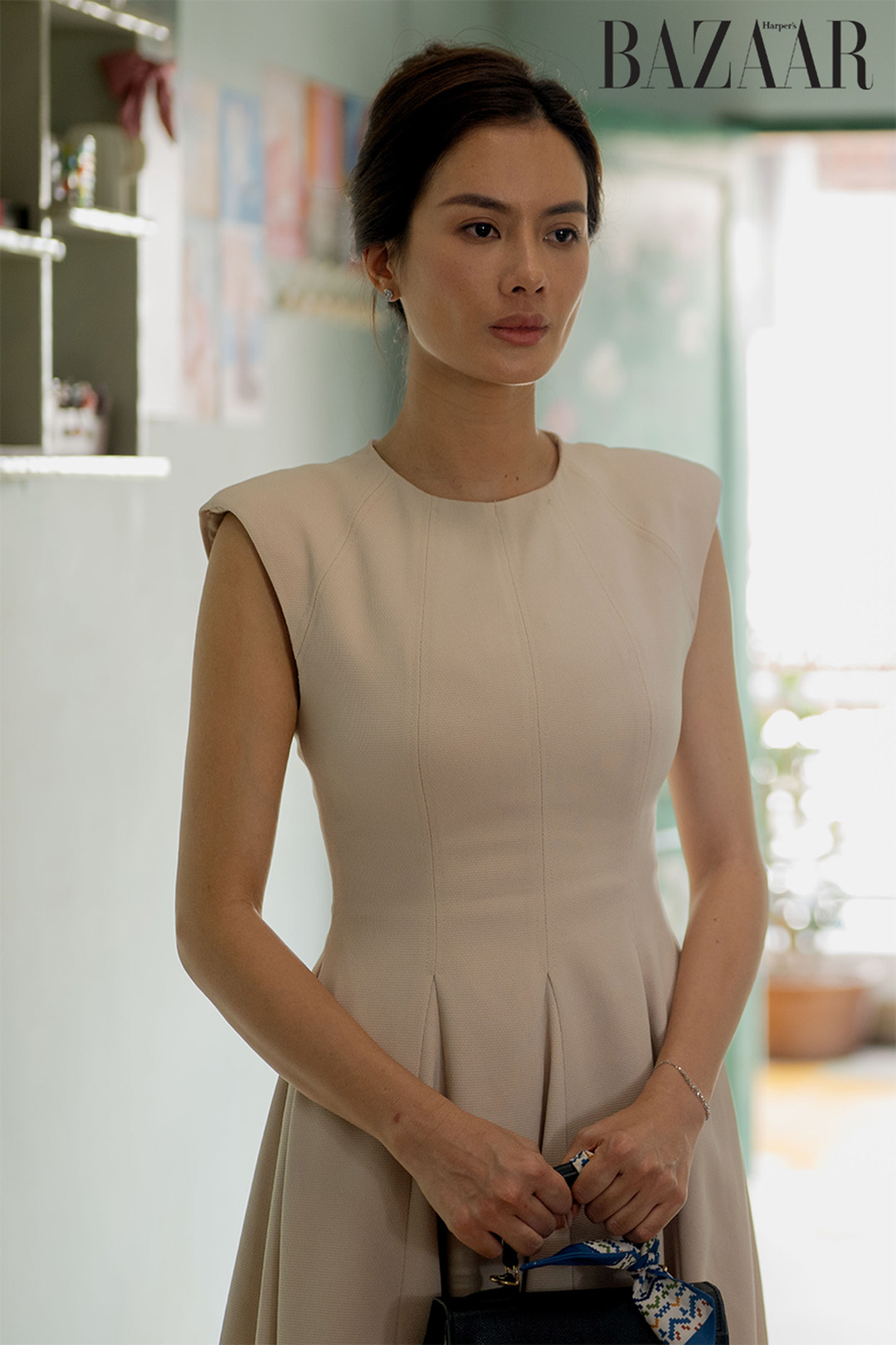 Harpers-Bazaar-hoa-hau-Nhu-Van-trong-phim-Nha-ba-toi-mot-phong_03