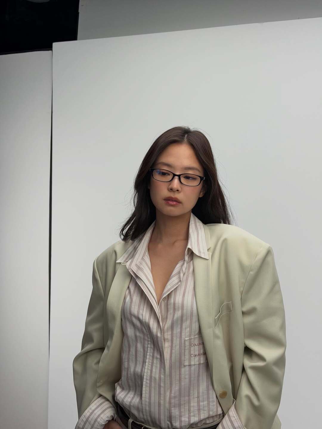 bzvn jennie calvin klein thu dong 2026 (4)