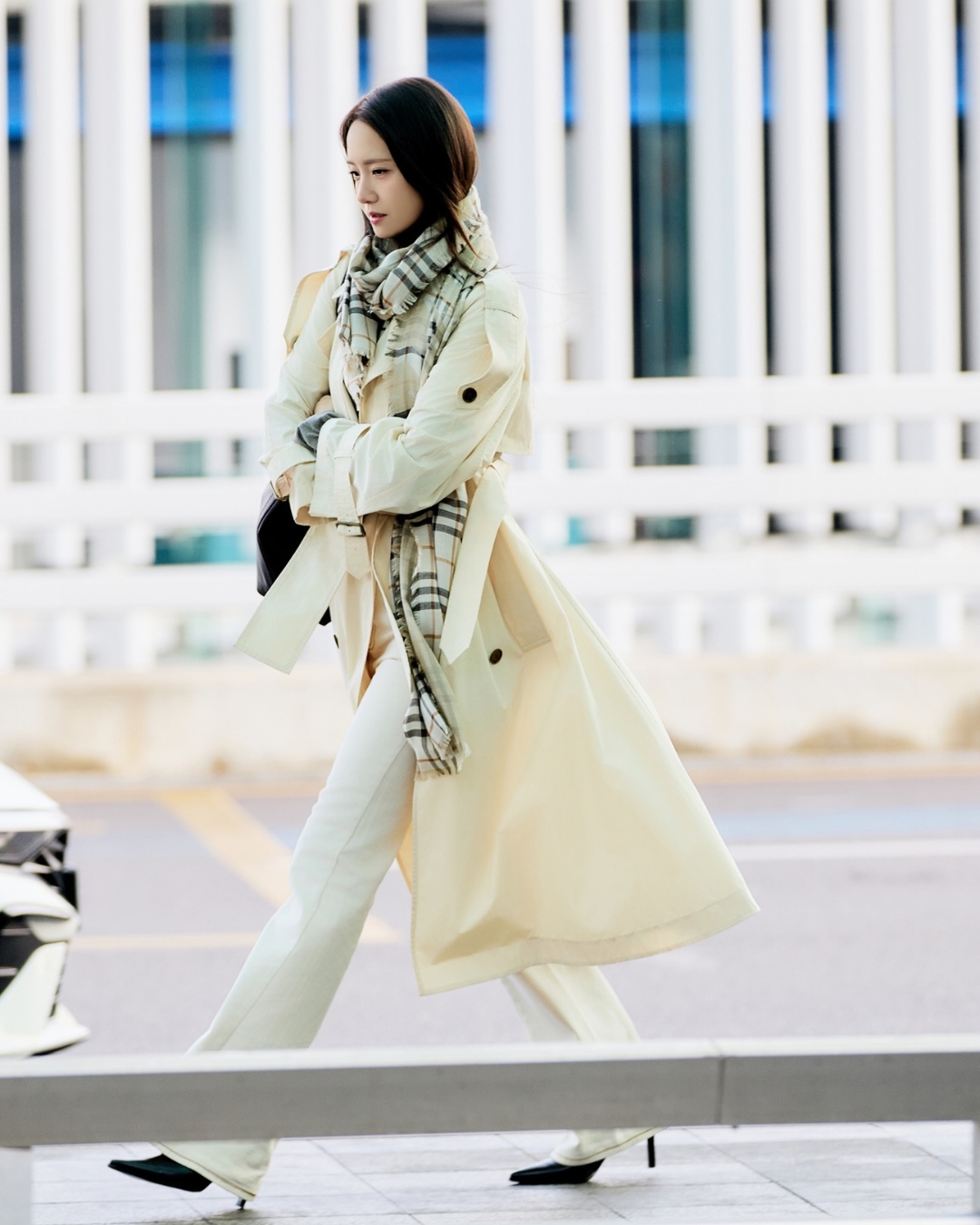 bzvn-thoi-trang-san-bay-du-show-burberry-2026-yoona (1)