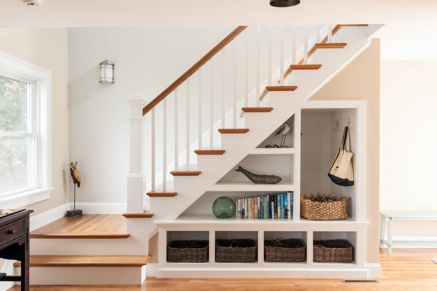 Tính đúng số bậc cầu thang phong thủy là nền tảng để năng lượng tốt lan tỏa khắp không gian sống.