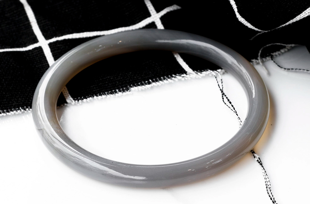 Vòng đá phong thủy mệnh Kim cho nữ: Vòng mã não xám