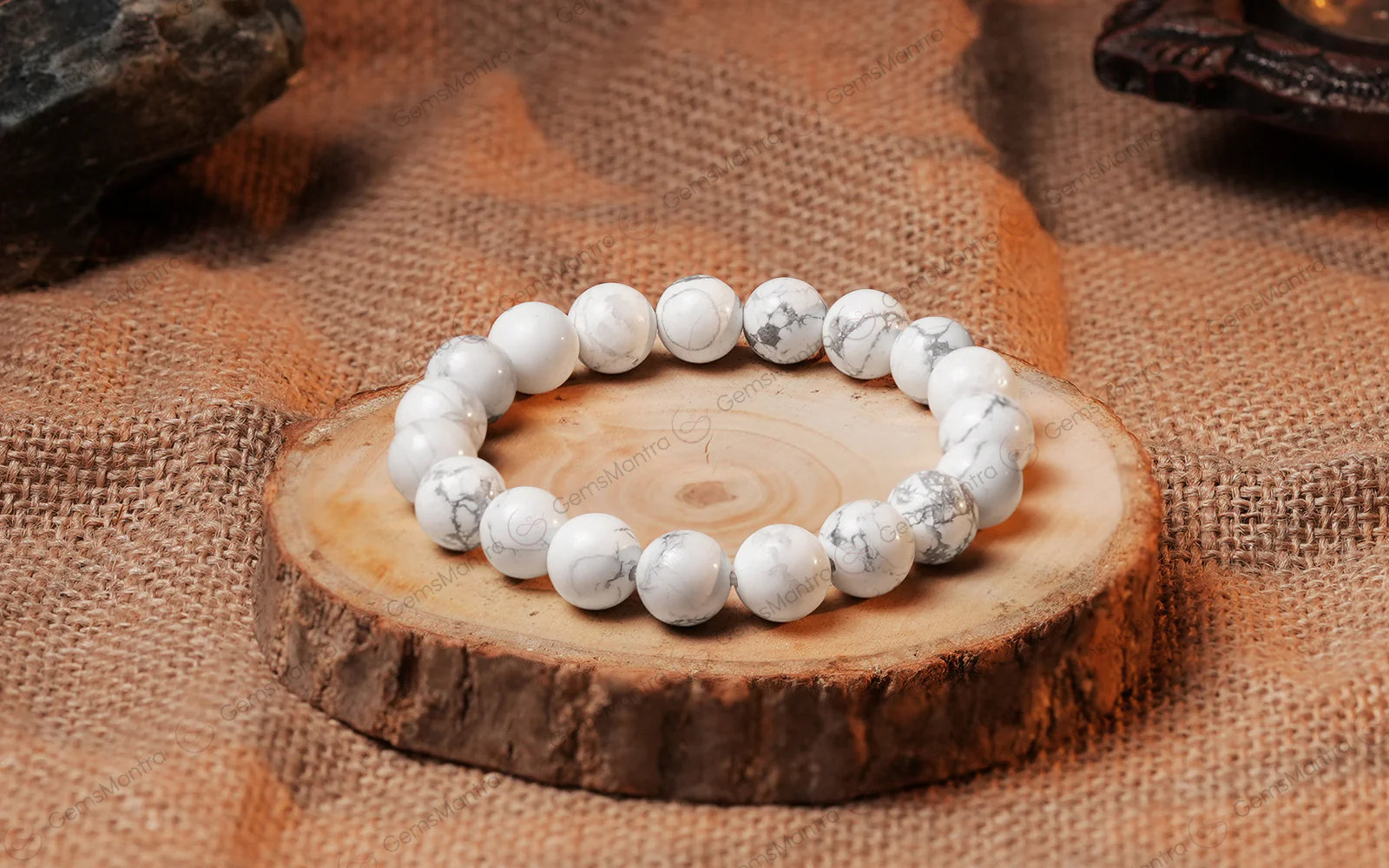 Mệnh Kim đeo vòng đá màu gì? Vòng đá bạch tùng (Howlite)