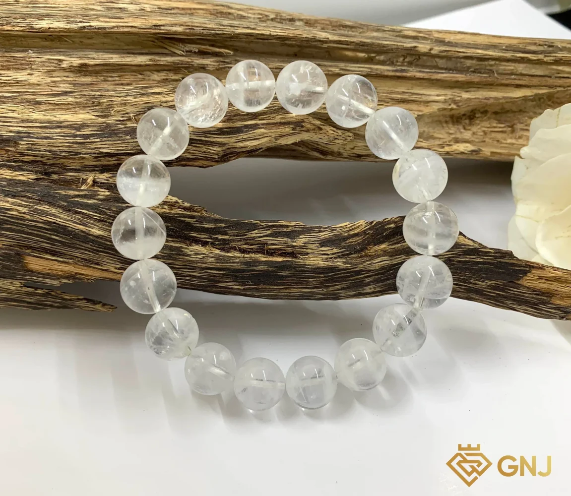 Vòng đá phong thủy mệnh Kim cho nữ: Vòng tay thạch anh trắng