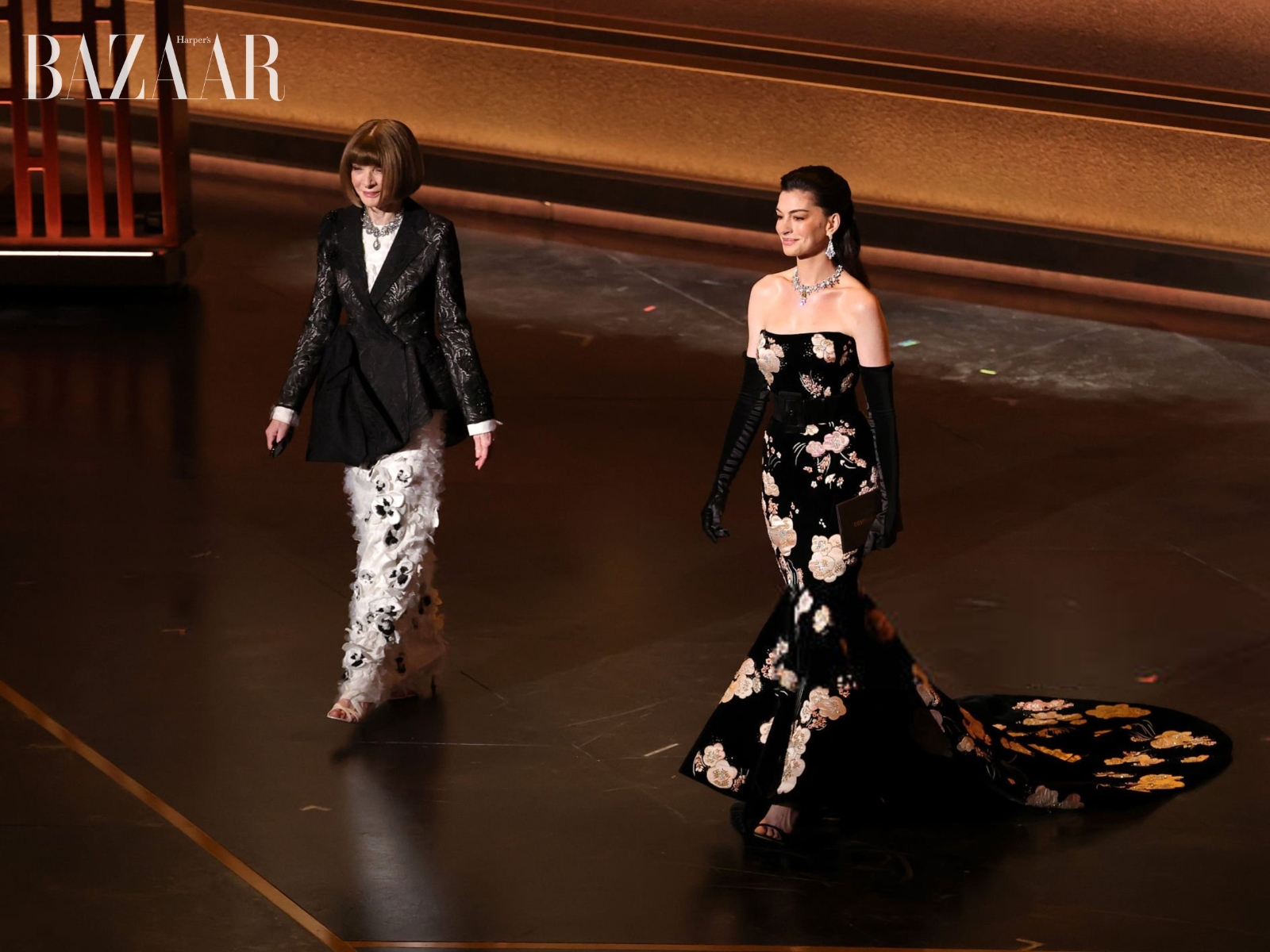 bzvn-anna-wintour-anne-hathaway-oscar-2026 (1)