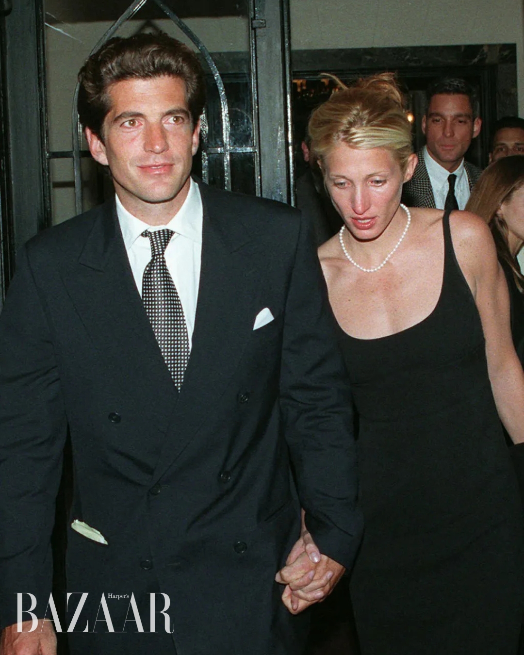 bzvn-carolyn-bessette-kennedy-trang-suc-toi-gian-quiet-luxury (6)