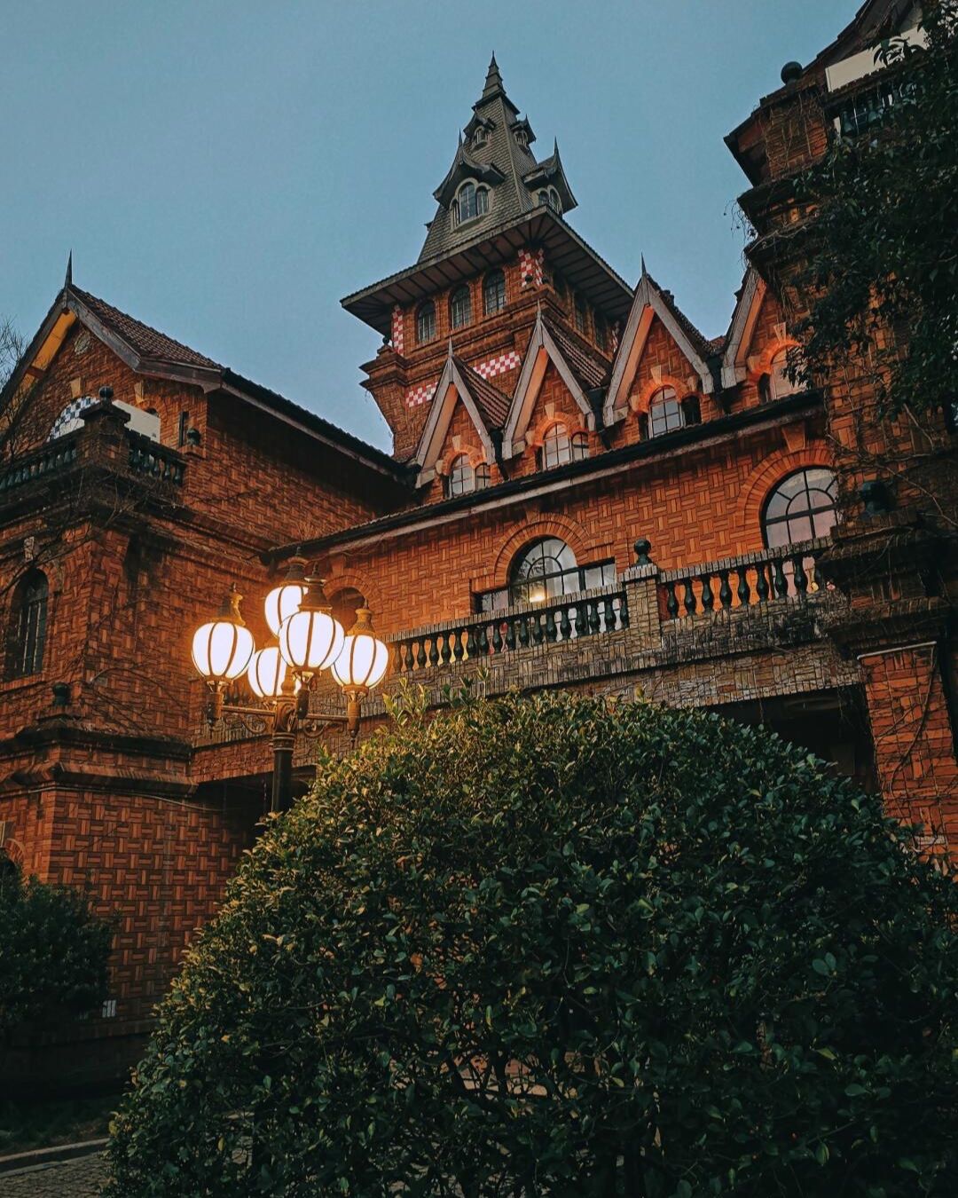 bzvn-gioi-tre-thuong-hai-dam-me-tham-gia-tro-choi-nhap-vai-4