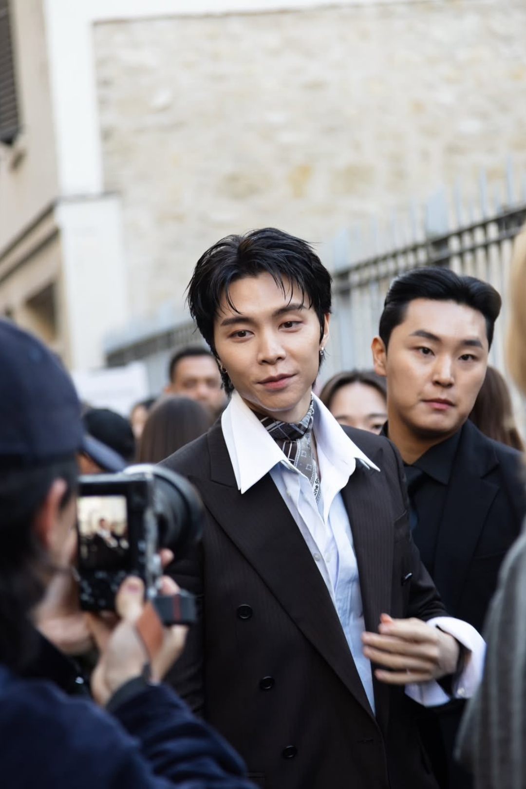 bzvn-hang-ghe-dau-acne-studios-thu-dong-2026-johnny-nct (2)