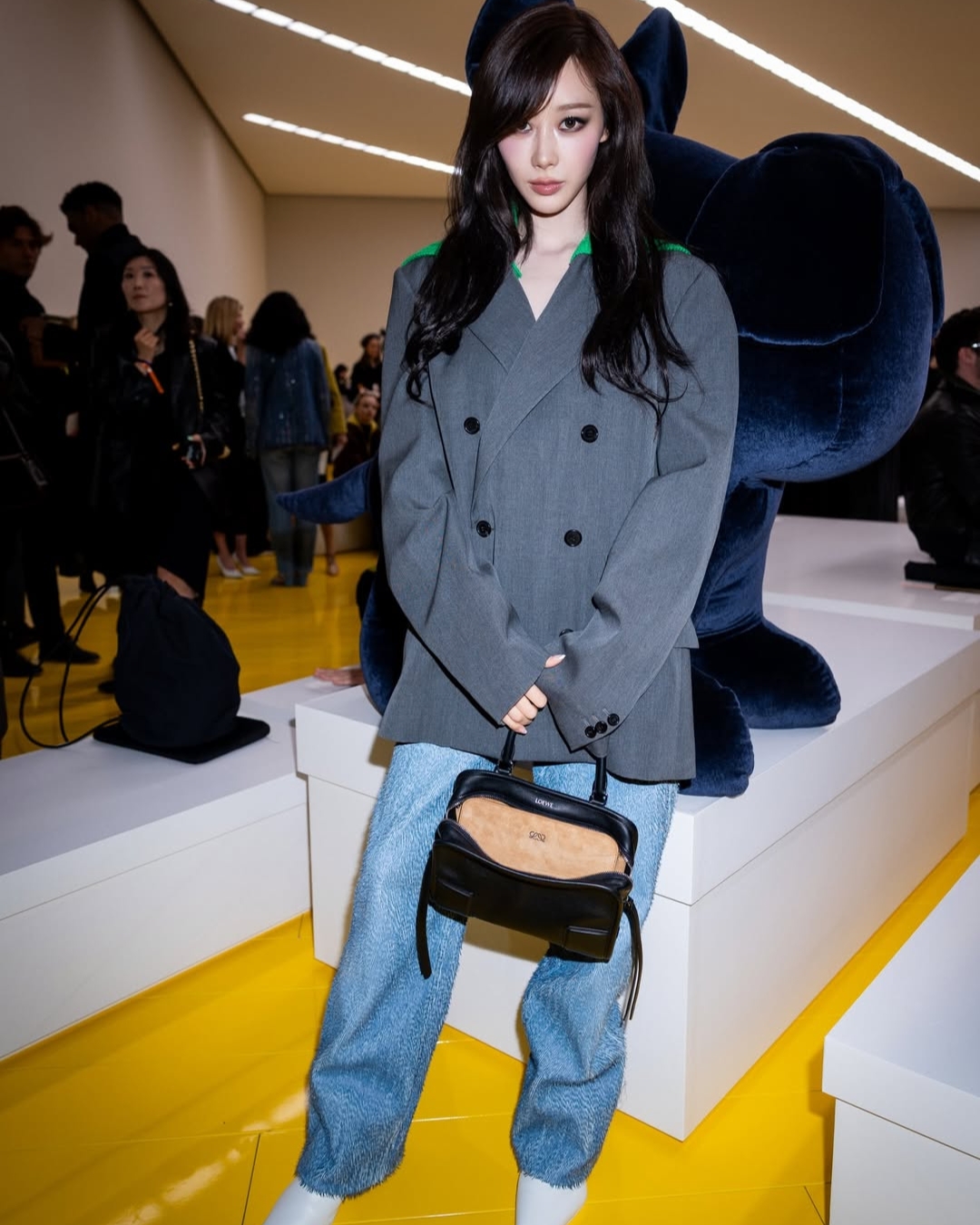 bzvn-hang-ghe-dau-show-loewe-thu-dong-2026-giselle-aespa-tui-xach-amazona00003