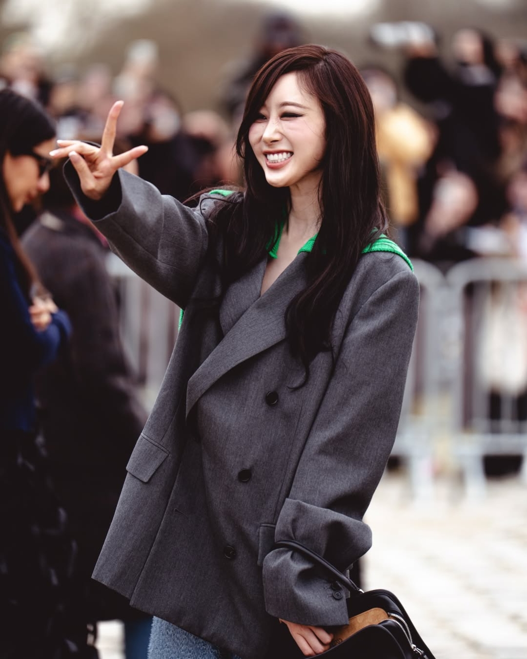 bzvn-hang-ghe-dau-show-loewe-thu-dong-2026-giselle-aespa-tui-xach-amazona00009